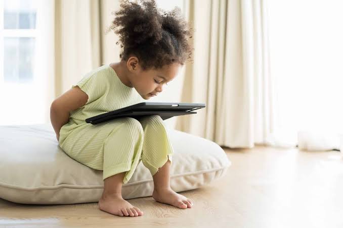 Early Screen Time and Later Grades: What a Decade-Long Study Reveals
